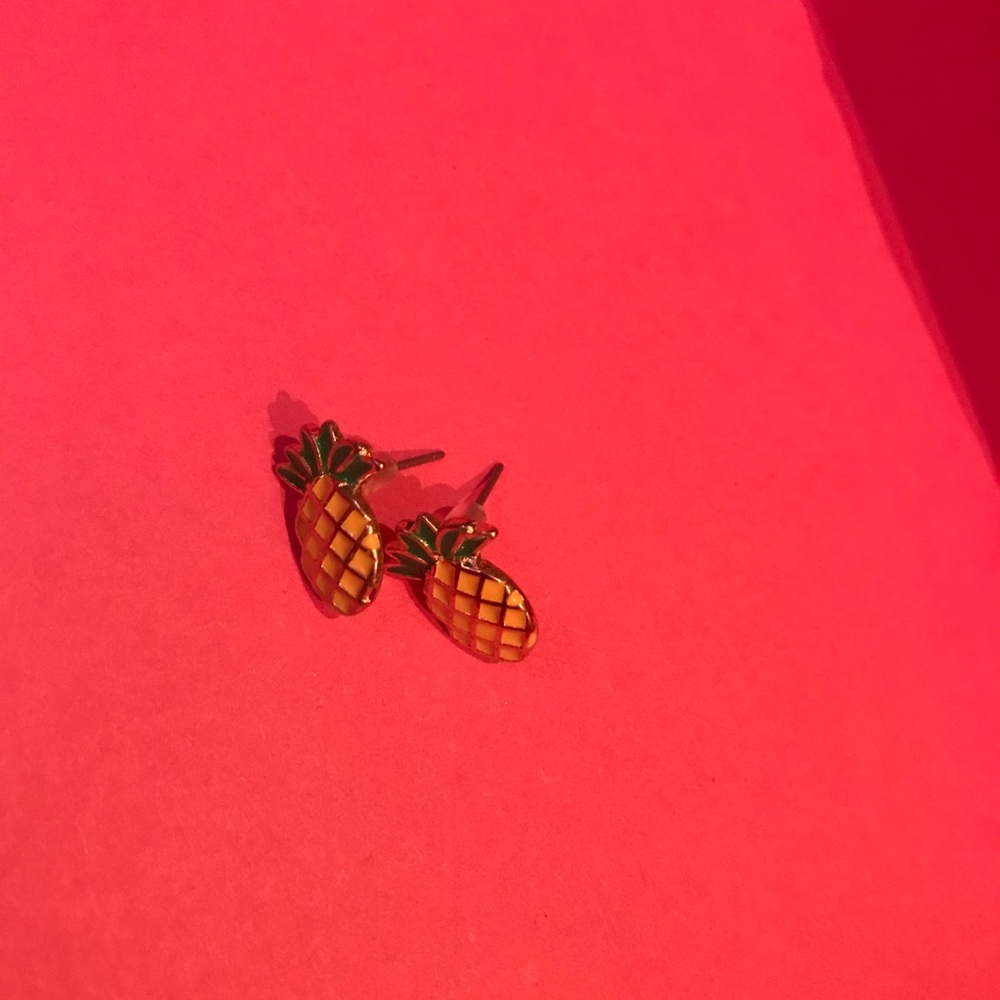 Pineapple stud earrings. Adorable and on trend.